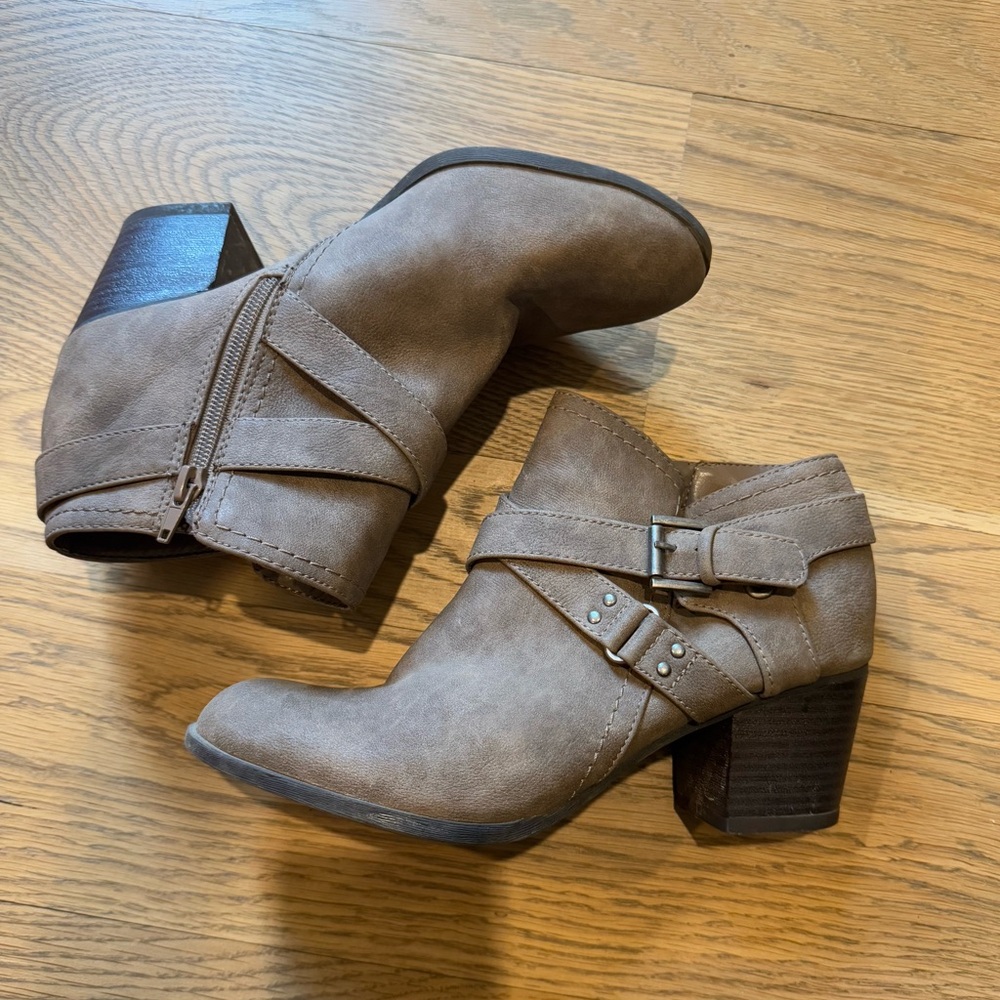 Indigo Rd size 8 ankle booties